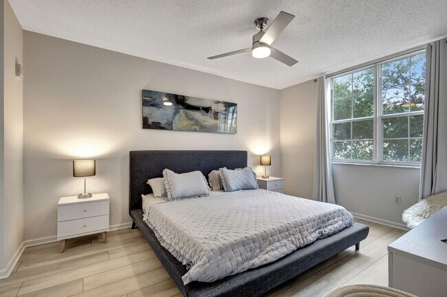 Building Photo - 630 S Sapodilla Ave