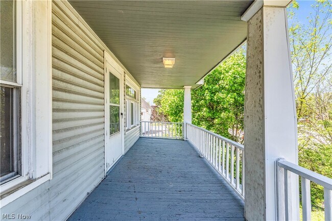 Building Photo - 9404 Cardwell Ave
