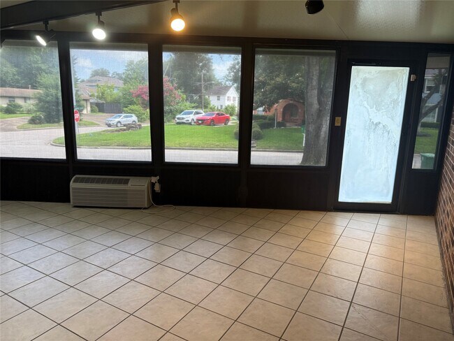 Building Photo - 3232 Parkwood Dr