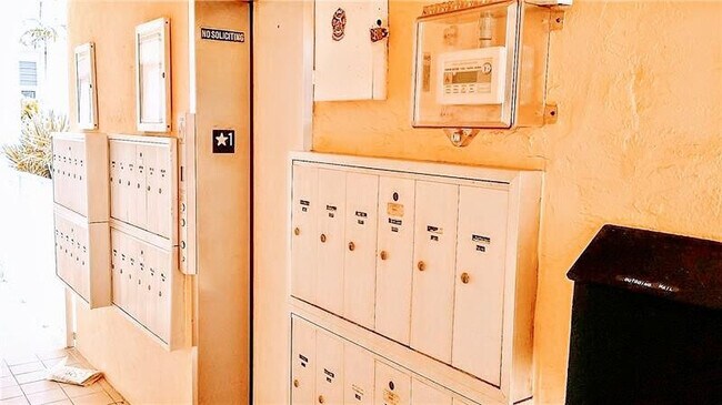 Building Photo - 625 Antioch Ave