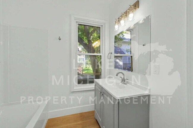 Building Photo - 815 Davis Ave NW