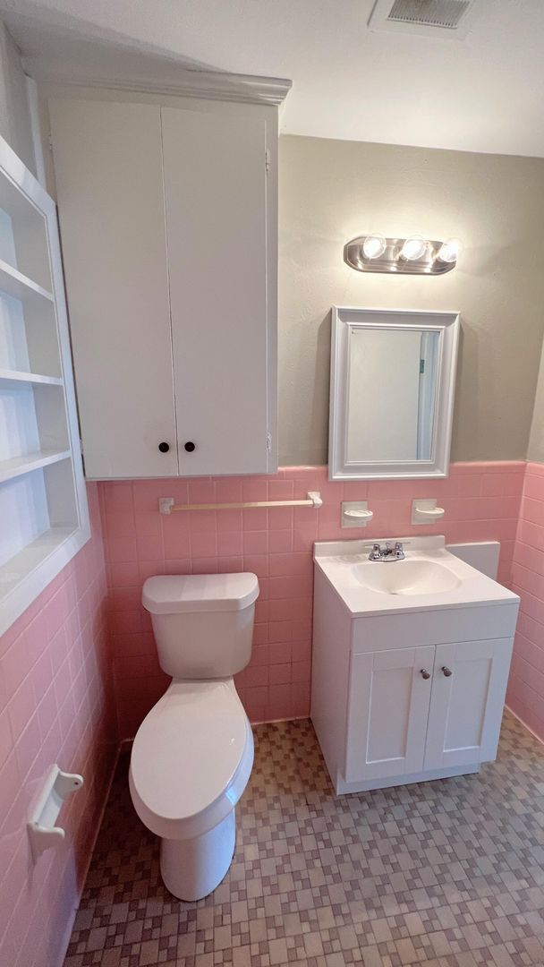 Building Photo - Hello Gorgeous !! 3- bedroom just waiting ...