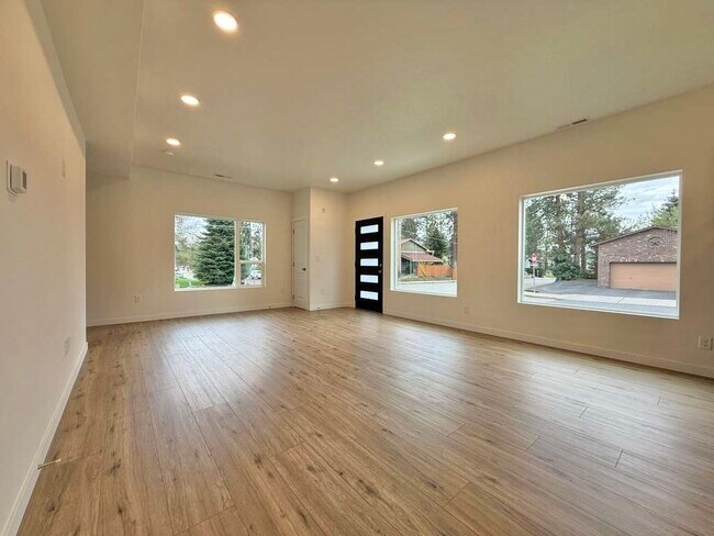 Building Photo - 3925 E 32nd Ave