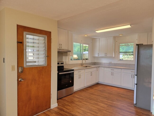 Building Photo - Large Upstairs Unit, Split AC, Renovated