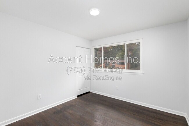 Building Photo - 8613 Kenilworth Dr