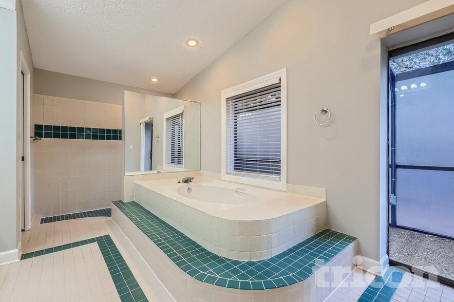 Building Photo - 1736 Pine Creek Ct