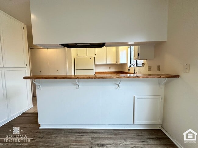 Building Photo - Charming 2 Bedroom Townhouse – Prime Location, Available Now!