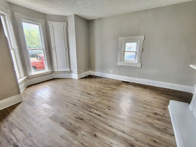 Building Photo - 817 S Main St