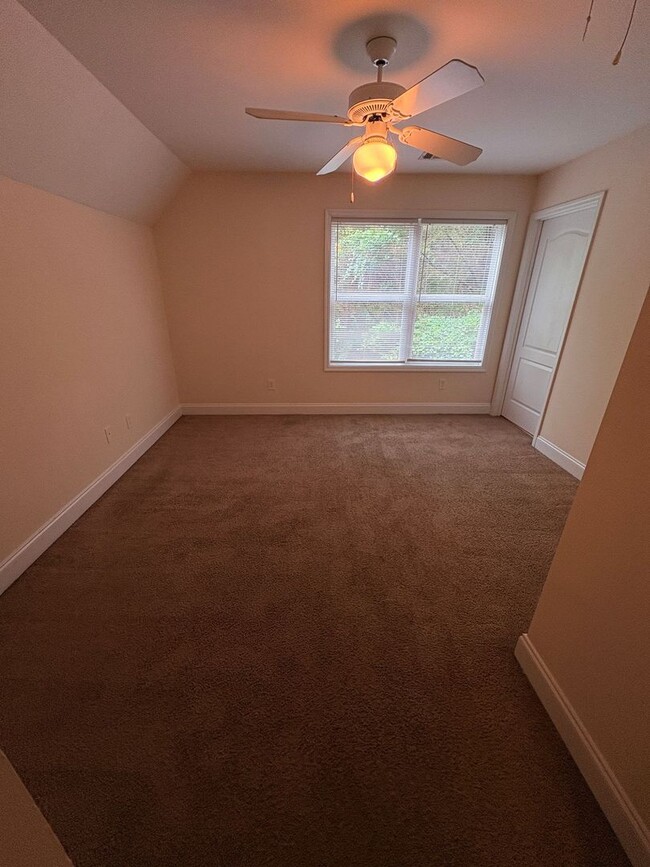 Building Photo - 5 bed, 4 bath townhome WALKING DISTANCE to Downtown & UGA campus!