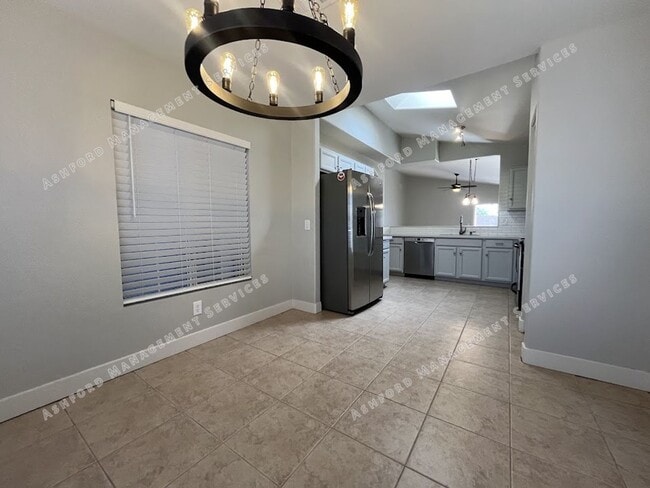 Building Photo - BEAUTIFUL 3 BEDROOM 2 BATHROOM HOME IN PEORIA