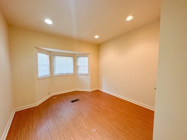 Building Photo - 1614 Mayhew St