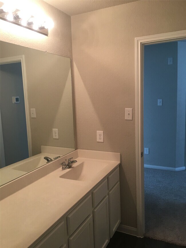 Building Photo - 2111 Ethan Dr