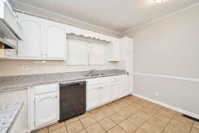 Building Photo - Spacious Hueytown Oasis – Country Feel, Ci...