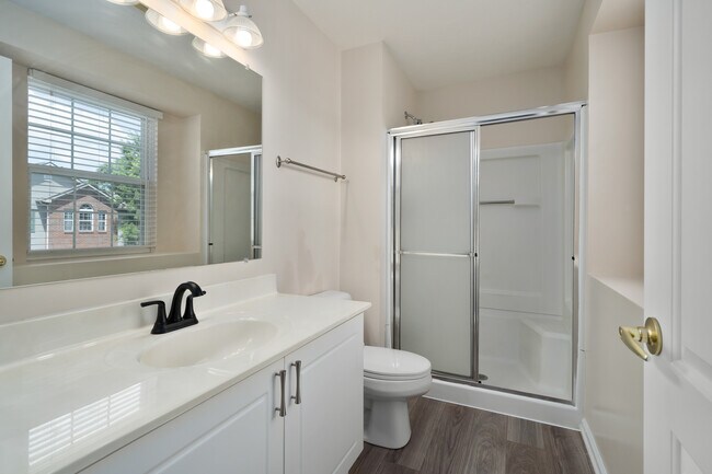 Building Photo - 670 Mystic Pointe Dr