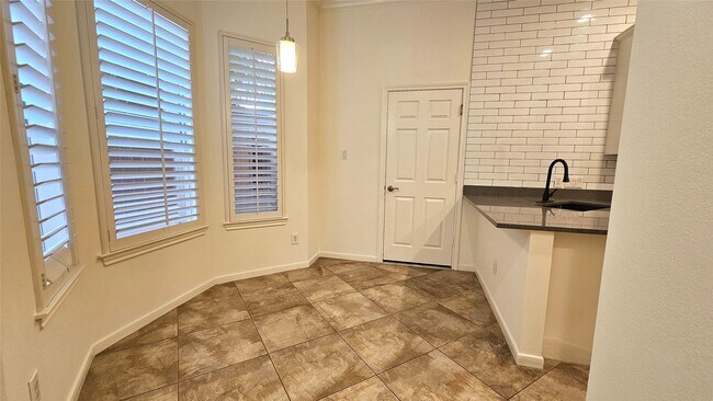 Building Photo - 305 Reinicke St
