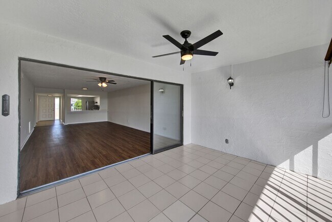 Building Photo - Bright and Spacious 2 Bedroom Condo in Spanish Pines