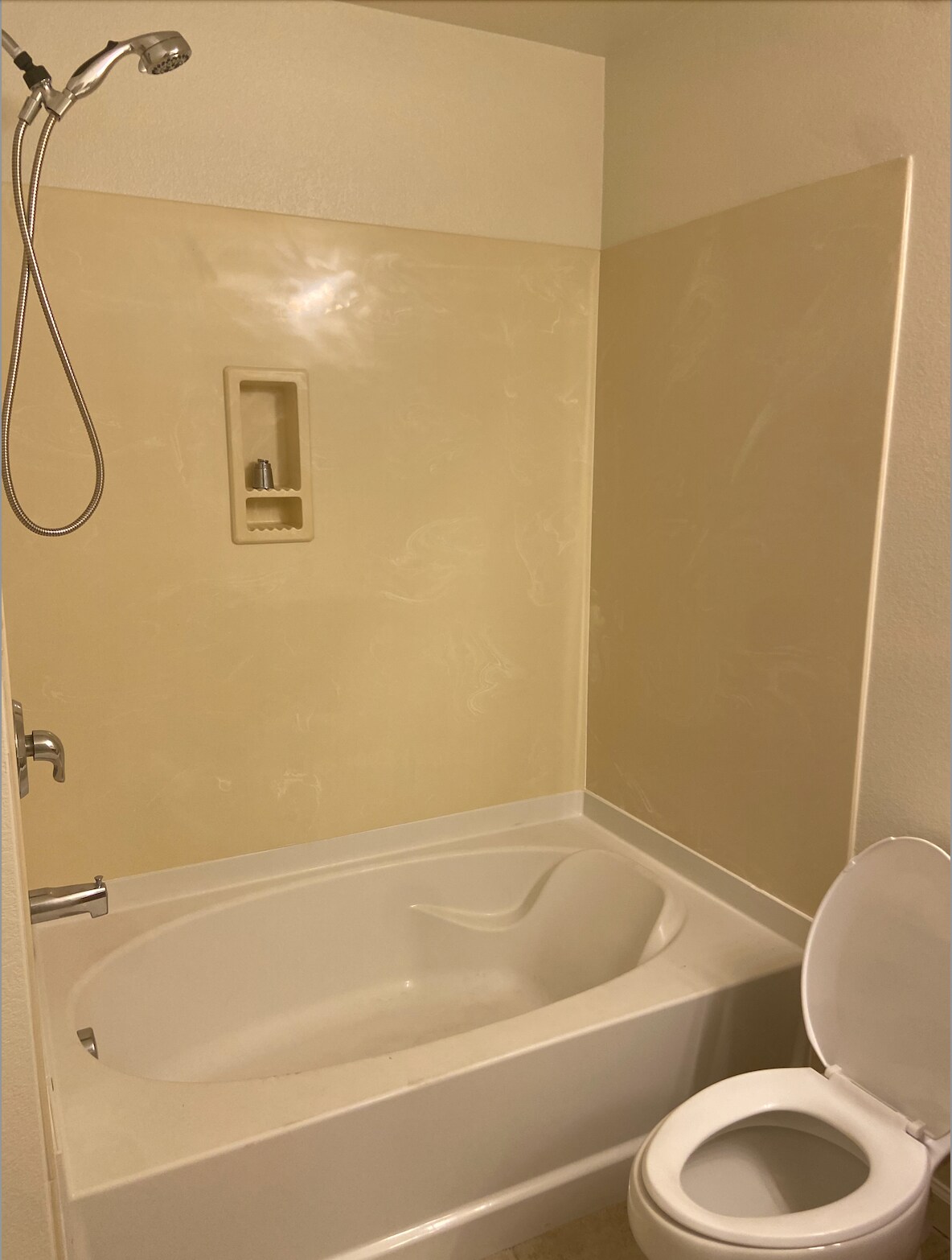 Guest Bathtub - 39 E Agate Ave
