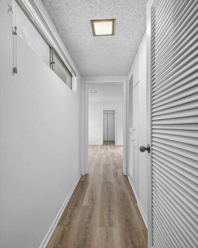 Building Photo - Bright & Spacious 2 Bed / 2 Bath Across from Caltech