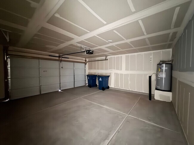 Building Photo - 3 bedroom Newer home