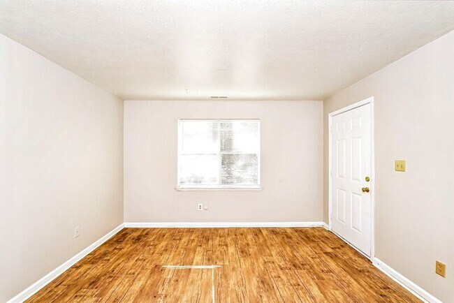Building Photo - 248 Foxglen Rd