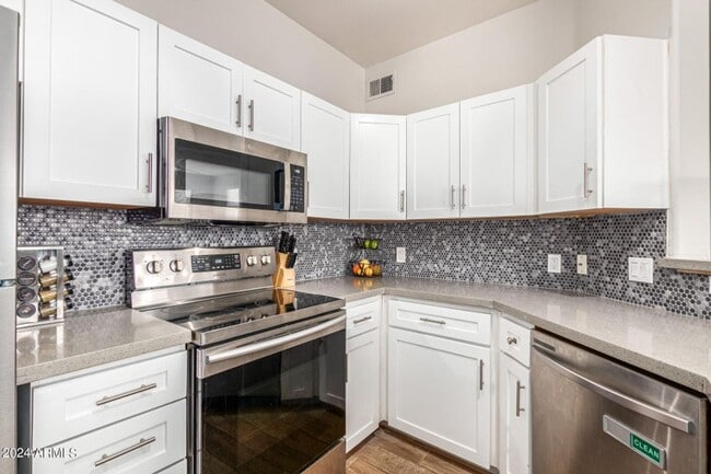 Building Photo - Lovely unit at Mira Vista Condominiums