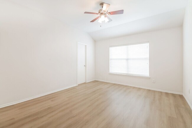 Building Photo - $1895  4 Bed/2 Bath/2 Garage  Ready for Move-in Home in Mustang Creek