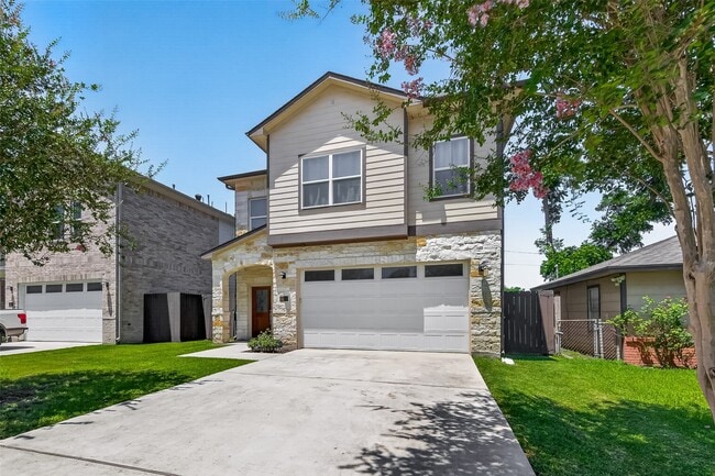 Building Photo - 2211 Silverbonnet St