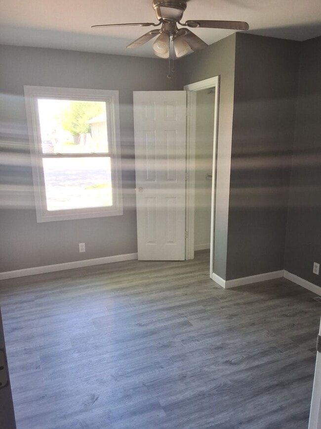 Building Photo - 4 bedrooms/2 bathrooms House