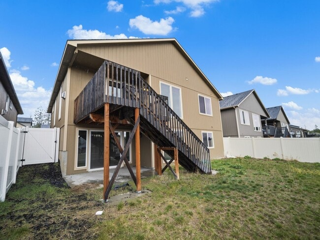 Building Photo - Spacious 5-Bedroom Home with Private Yard & Parking in Spokane