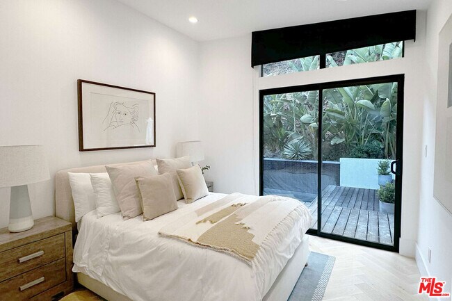 Building Photo - 1541 Rising Glen Rd