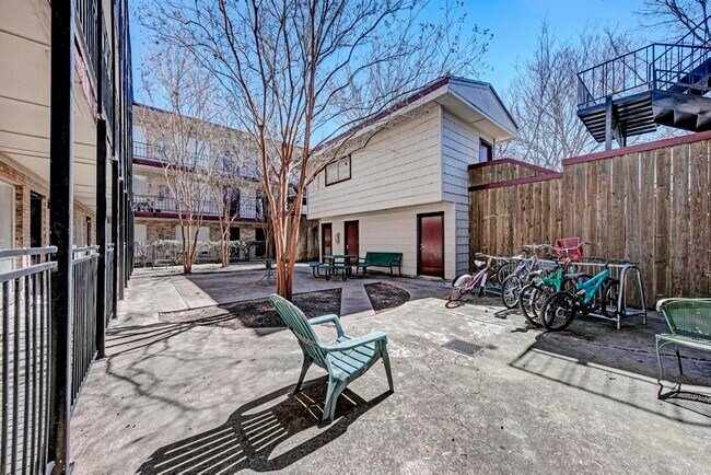 Building Photo - 2207 Leon St