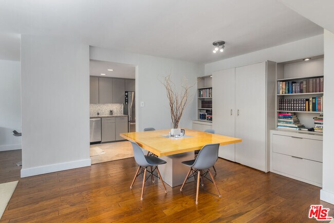 Building Photo - 8787 Shoreham Dr