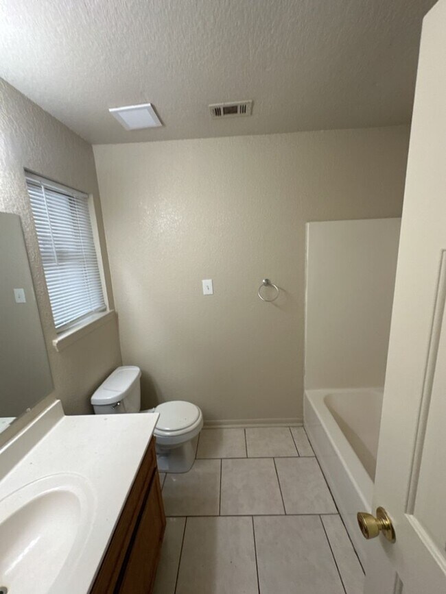 Building Photo - AVAILABLE NOW!