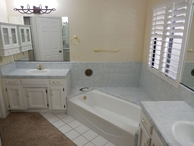 Building Photo - 147 Searidge Ct