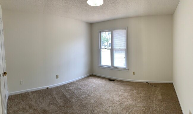 Building Photo - 110 Hawthorne Ln W