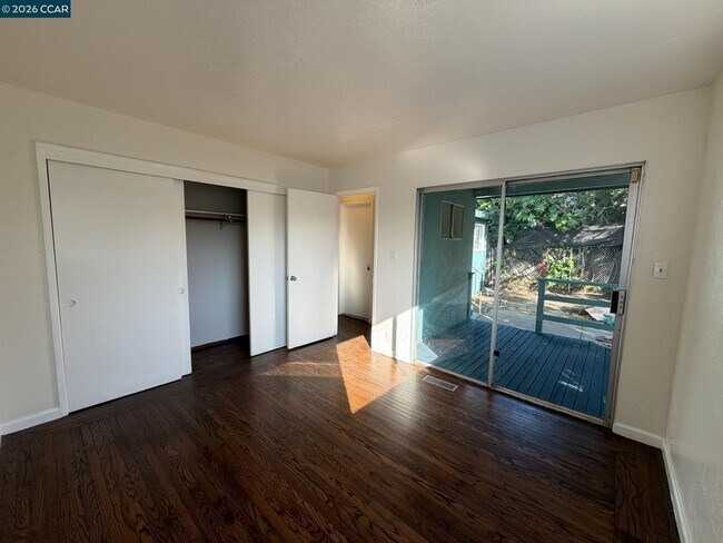 Building Photo - 551 5th St