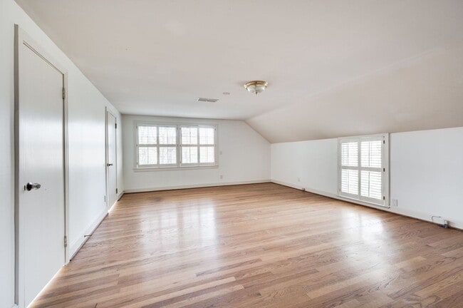 Building Photo - Fantastic renovated 5BE/4BA family home on beautiful oversized private Lot in the heart of Belle ...