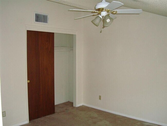 Building Photo - 4BR/2.5BA Townhome w/ Private Yard Near Downtown Tucson