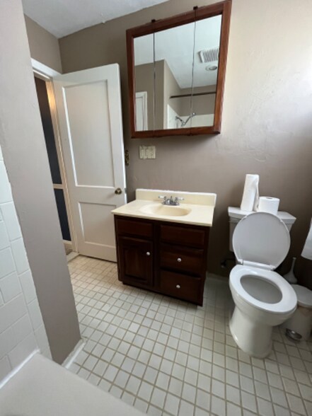 Building Photo - 143 Stanmore Rd