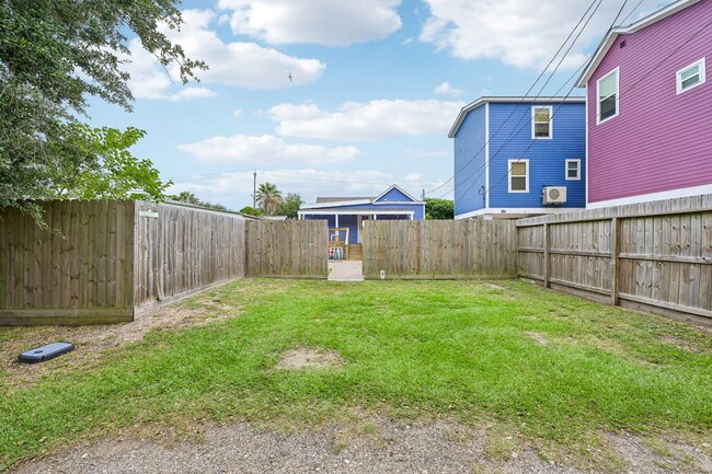 Building Photo - 1022 Avenue L