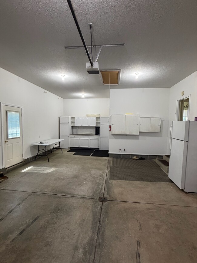 Building Photo - 233 S Bayshore Dr