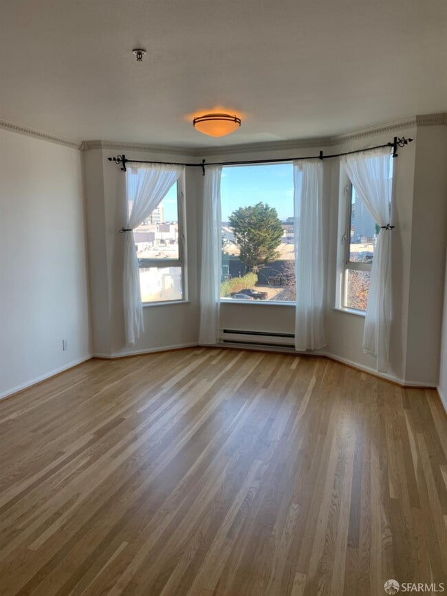 Building Photo - 550 S Van Ness Ave