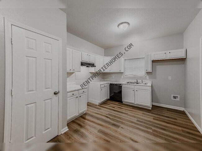 Building Photo - 3202 Fawn Dr