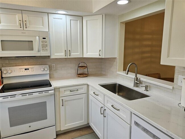 Building Photo - 744 Avenida Estancias