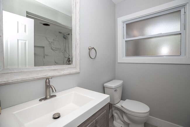 Building Photo - Renovated ranch style home home near Lake ...