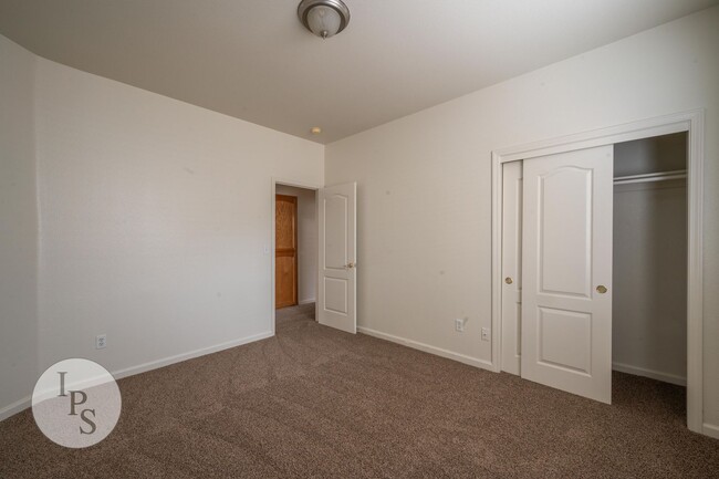 Building Photo - Westside Kerman Home, 4BR/3BA, New Paint +...