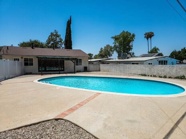 Building Photo - Stunning 3BD/2BA located in beautiful Sunl...
