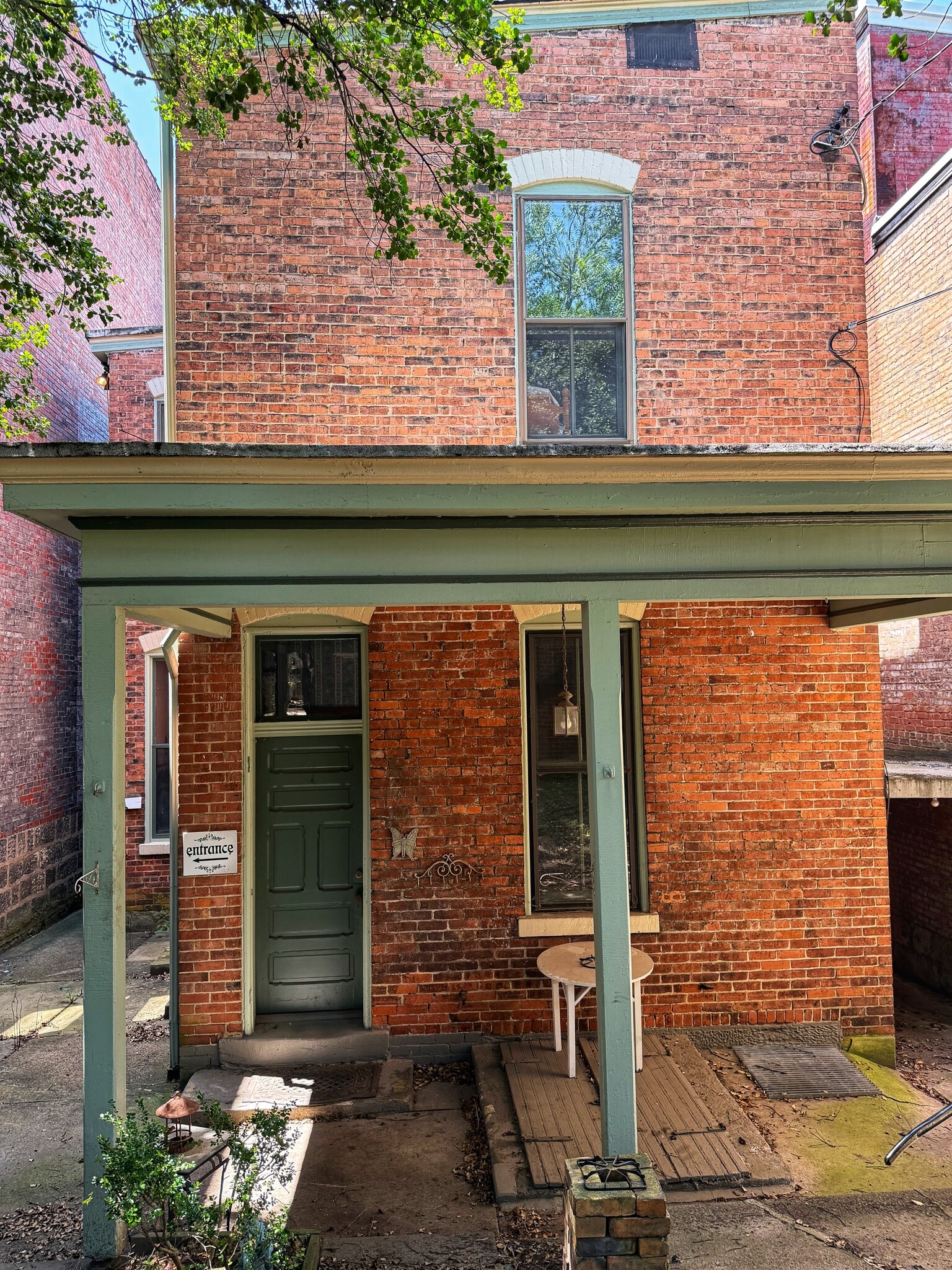 Building Photo - 810 Main St