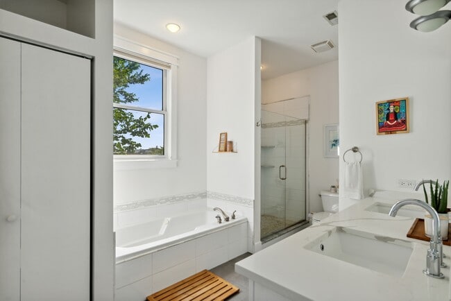 Building Photo - 1243 N Wolcott Ave
