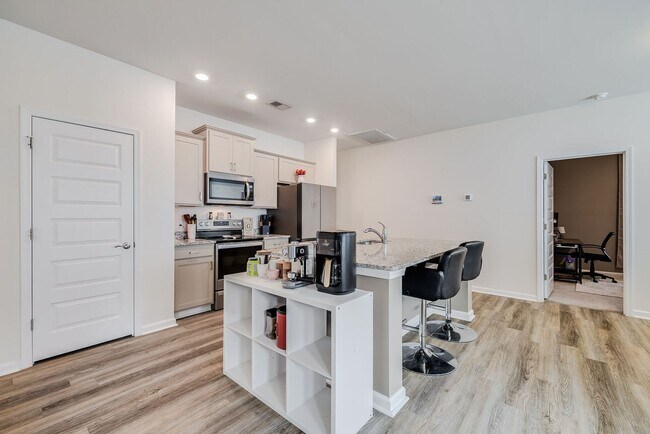 Building Photo - 161 Holloway Hl